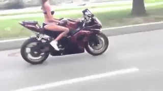 Полуголая девушка делает трюки на мотоцикле 2016