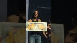 TWICE Jihyo's reaction when took the huge Jihyo dollar | TWICE 5TH WORLD TOUR in Chicago Day 1