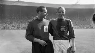 Manchester City goalkeeper Bert Trautmann plays 1956 FA Cup final with broken neck