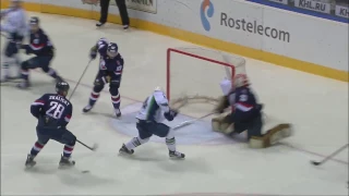 Akmaldinov misses absolutely empty net