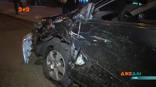 Біля столичного вокзалу зіткнулися два авто: водіїв госпіталізовано