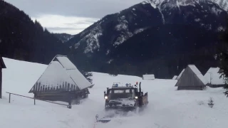 Unimog 2450 schmidt odśnieżanie w dolince :)))