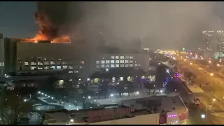 В Москве сильный пожар на Микояновском Мясокомбинате - масштабы возгорания видны на этом видео.