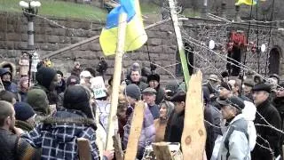 Группа киевлян попыталась разобрать баррикады Майдана