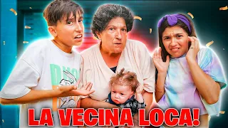 VUELVO A CASA DE LA VECINA LOCA - se escapa del manicomio-