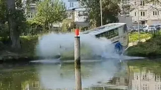 Busfahrer  fährt mit dem Bus in den Kanal in Lübeck