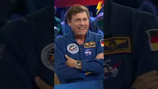 Frage an Astronauten: Riechen Pupse im Weltall? 🙊 | Klein gegen Groß #shorts