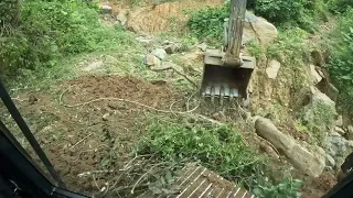 Escavadeira tirando pedras gigante de estrada destruída pelas encouraras 🙏🙏😬😅🙏🚀