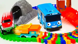 Tayo le bus assemble la route multicolore pour une voiture électrique. Jeux pour enfants