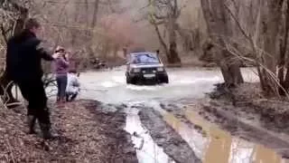 Land Rover Discovery vs Jeep Grand Cherokee extreme river crossing off road 4x4