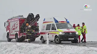 Schwerer Verkehrsunfall mit Verletzten auf B42 bei Stadt Haag im Bezirk Amstetten