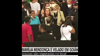 IMAGENS DO VELÓRIO DE MARÍLIA MENDONÇA | MAIARA RECEBEU UMA FLOR E COLOCOU NO CAIXÃO!