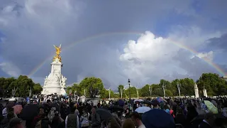 Тысячи британцев приходят к Букингемскому дворцу почтить память Елизаветы II