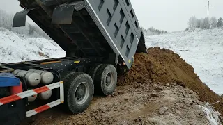 Экстремальная выгрузка мёрзлой глины.