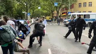 „Querdenker“ marschieren trotz Verbots durch Berlin – Rund 600 Festnahmen 😱