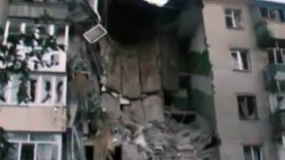 Пятиэтажный жилой дом разрушен артиллерией в Славянске 1 июля 2014