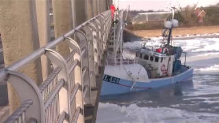 Fiskekutter på Limfjorden kolliderer med bro - DR Nyheder