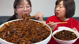 SUPERSIZE BLACK BEAN NOODLES eating show!!  (with Mom) l MUKBANG l jajangmyeon l ASMR