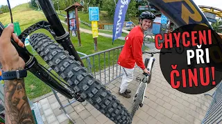 VAŠEK KOLÁŘ PŘELÍZÁ TURNIKETY V BIKEPARKU!