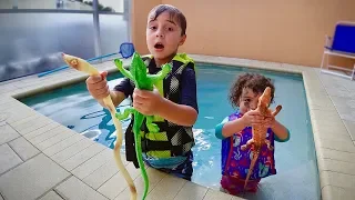 😱OLHA O TAMANHO DOS BRINQUEDOS DEPOIS DE 5 DIAS NA PlSClNA - Brancoala, Marcos e Laura