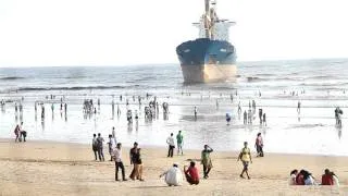 Big Ol Boat washed up on Juhu Beach, Mumbai in HD!