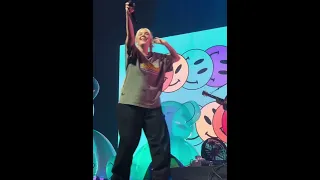 Anne Marie Live in Manila 2022 singing her hit “2002 LIVE!