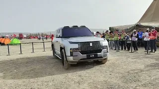 BYD YangWang U8 performs full 360° tank turn in desert