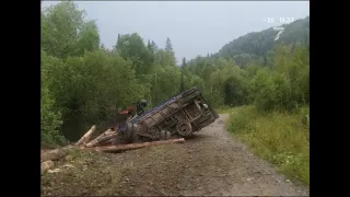 В Красноярском крае тело погибшего в ДТП водителя пролежало в кабине лесовоза два дня