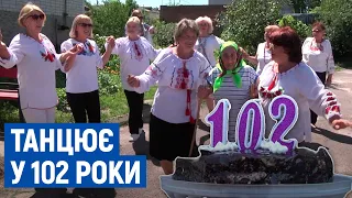 Станцювала на своєму 102 Дні народження - як приймала гостей довгожителька з Корюківки