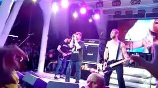 Басист Bloodhound Gang вытер задницу флагом России