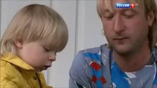 Евгений Плющенко и его сын Александр Плющенко кушают шоколадный пистолет)