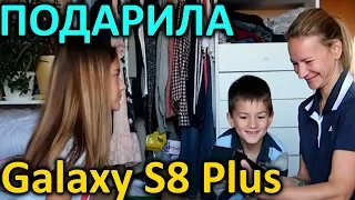 ПОДАРИЛА МАМЕ телефон SAMSUNG S8+😜Лиза Найс пранк над мамой - Мама не верит😘