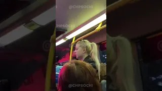 В Сочи женщина разбила окно автобуса