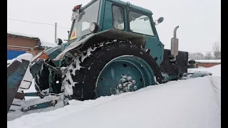 ТРАКТОРЫ МТЗ-80 И ДТ-75. ЗАВАЛИЛО СНЕГОМ ПОД КОНЕЦ ЗИМЫ РАЗГРЕБАЕМ СНЕЖНЫЕ ЗАВАЛЫ. МТЗ/ДТ75/CCCР.