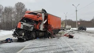 Наше дело правое: момент жёсткой аварии двух фур в Новосибирской области