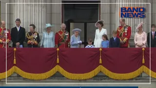 Rainha aparece com família na sacada do palácio