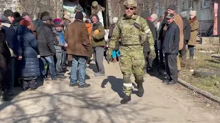 Мариуполь Улица Зелинского, привезли людям хлеб и воду