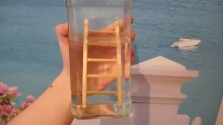 Трюк: деревянная лестница в бутылке. / The trick: a wooden staircase in the bottle.