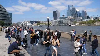 London UK -  The Queen's Walk along Thames River | 4K🇬🇧 UK Travel