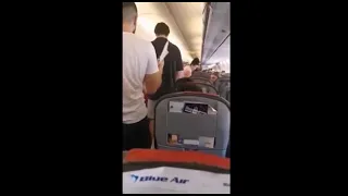 . Pasagerii unui avion, ținuți 50 de minute la temperaturi de 40 de grade