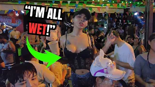 WET THAI GIRLS AT SONGKRAN FESTIVAL! - 🇹🇭 {Thailand Nightlife)