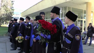 У памятника, день матери Казачки в Пятигорске на праздник - декабрь 2021 г.