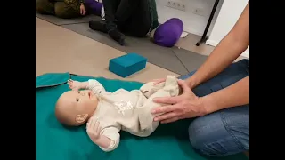 Wickeln und An- und Ausziehen- Kinästhetik Infant Handling