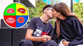 JUGAMOS a la RULETA de BESOS con mi PRIMA y su CRUSH!! **no me lo creo**