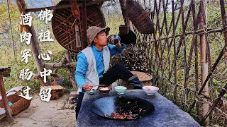 中国小伙 ，模仿 ，李子柒 独居深山竹屋，冬天围着土灶吃包谷菌鸡杂，边吃边喝真逍遥