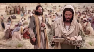 Иисус Христос накормил 5000 человек 5 хлебами и 2 рыбками!