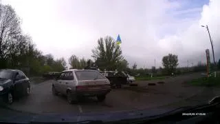 Славянск, блок пост, солдат идет и машет на камеру, запись с видео регистратора