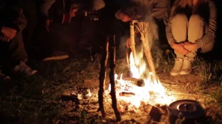 Вечер на природе у костра с гитарой