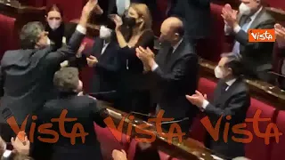 La gioia di Letta per la ri-elezione di Mattarella, batte il cinque e stringe le mani a tutti