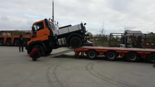 Выгрузка Mercedes Unimog U300